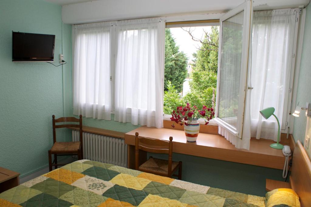 Hotel Le Lyon Bron Esterno foto