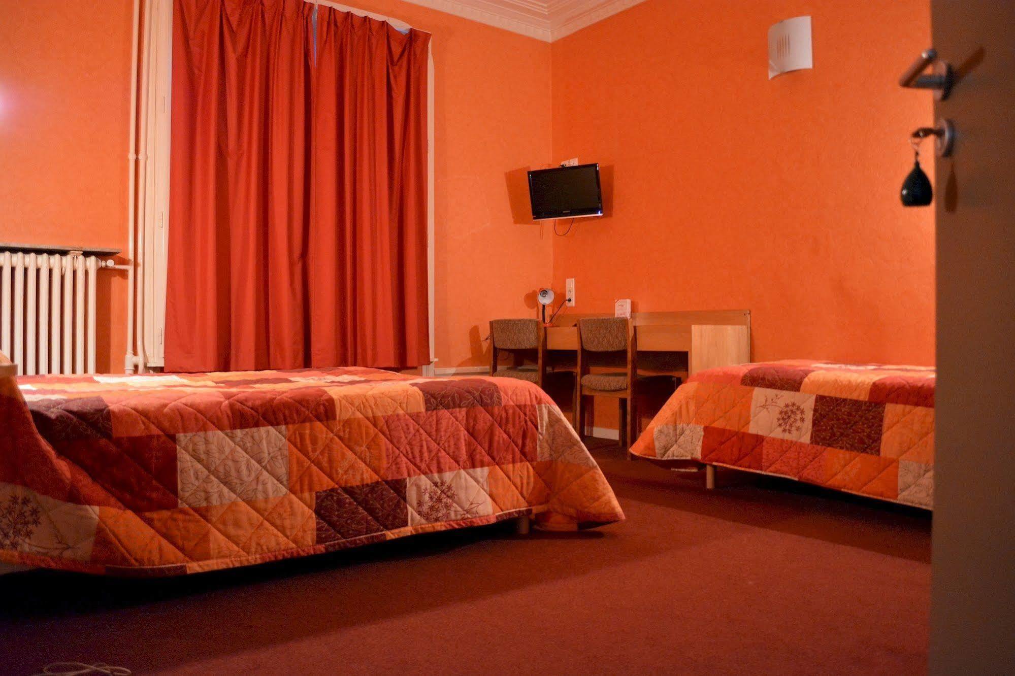 Hotel Le Lyon Bron Esterno foto
