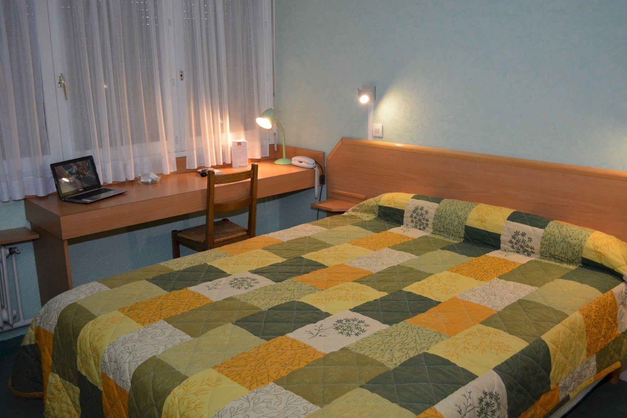 Hotel Le Lyon Bron Esterno foto